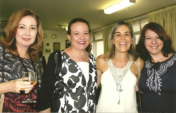 No autógrafo das Dez Histórias de Tom Maia, da esquerda para direita: Márcia, Isabella, Maria Antônia e Andrea.